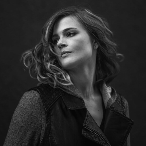 Portrait en noir et blanc du chef de La Table de 3 : Anne Courrier de Bordeaux