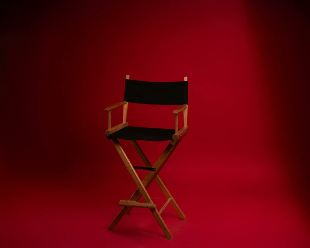Une chaise de cinéma utilisée lors d'interviews au restaurant La Table de 3 à Bordeaux
