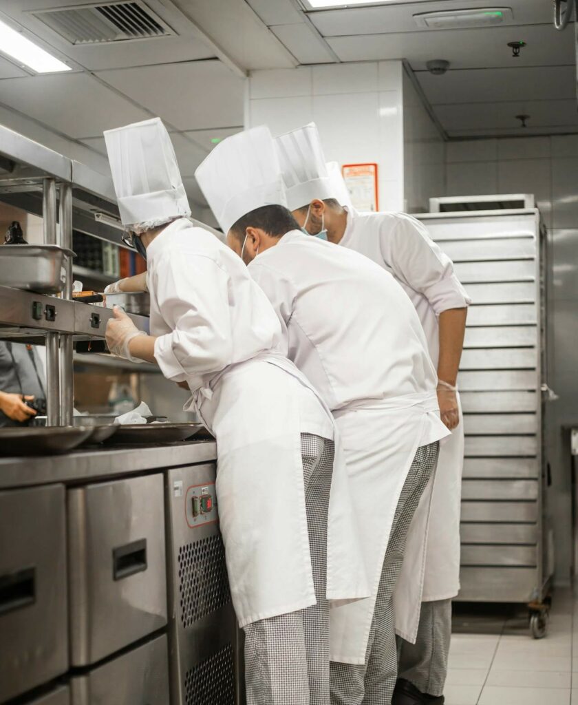 L'équipe du Restaurant La Table de trois à Bordeaux en pleine action