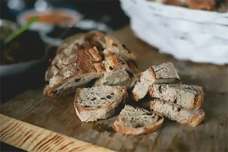 Une miche de pain maison fraichement tranchée de La Table de 3 à Bordeaux