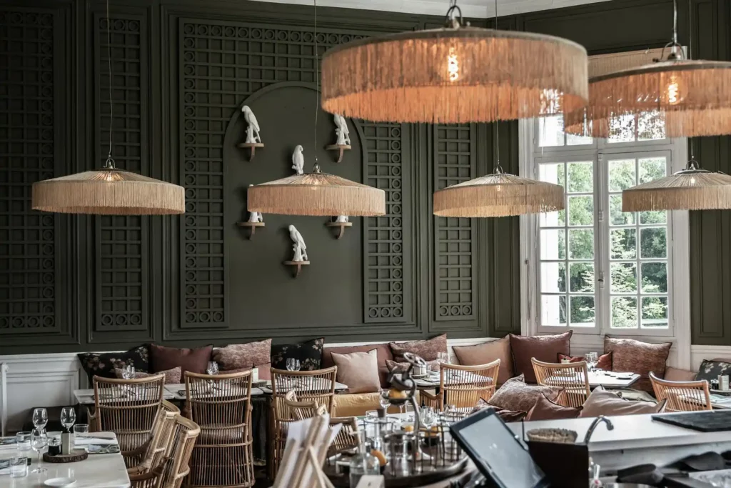 Ambiance cozy de la salle vert olive du restaurant La Table de trois à Bordeaux