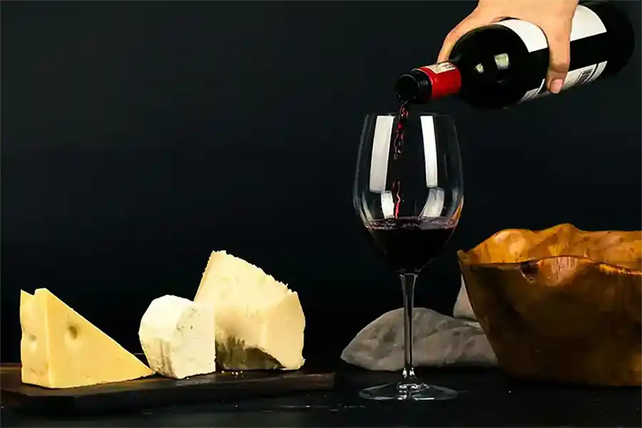 Un verre de vin et son plateau de fromages des producteurs locaux pour La Table de 3 à Bordeaux
